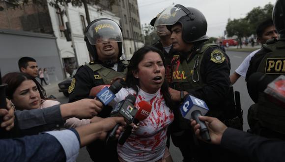 Se trata de Zaira Arias, excandidata al Congreso por el partido Perú Libre. Ella estuvo acompañada por otras 15 personas que agredieron a quienes participaban de esta movilización. (Foto: El Comercio)