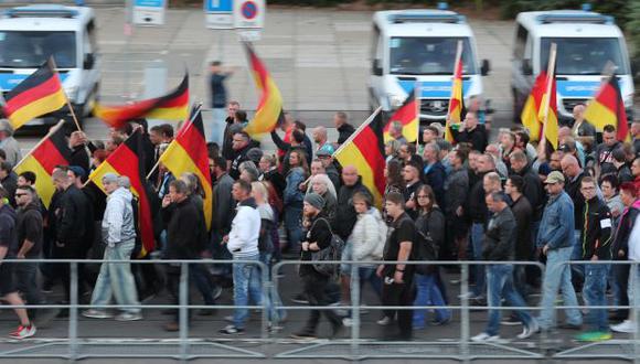 Personas participan en una marcha organizada por el movimiento populista de derecha "Pro Chemnitz", en septiembre de 2018 en Chemnitz, ciudad que vio protestas empañadas por la violencia neonazi. (Foto referencial AFP)