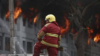 Incendio en Las Malvinas sigue fuera de control [FOTOS Y VIDEOS]