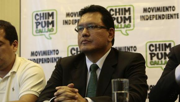 Gobernador regional brinda conferencia de prensa.  (Perú21)