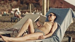 Mujer en topless normaliza el cáncer de mama (es un spot, pero su mensaje es poderoso) [Video]
