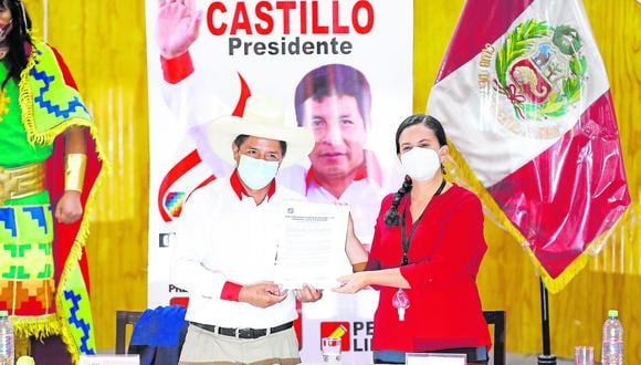 Conveniencia y oportunismo. Verónika Mendoza y Pedro Castillo firmaron alianza con miras a la segunda vuelta electoral de 2021. (Foto: César Bueno / GEC)