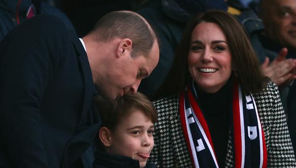 Guillermo, Catalina y el príncipe Jorge de Cambridge. (Foto: AFP)
