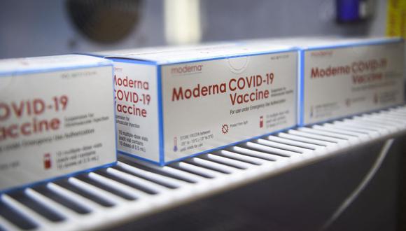 Datos apuntan a que la eficacia de Moderna contra la infección por COVID-19 desciende con el tiempo, algo que no ocurre tan significativamente con la de Johnson&Johnson. (Foto: Patrick T. Fallon / AFP)