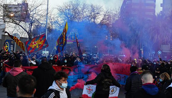 Fans of Barcelona outside the stadium prior to the UEFA Champions League round of 16, first leg match between FC Barcelona and Paris Saint-Germain at Camp Nou on February 16, 2021 in Barcelona, Spain. (Photo by Baptiste Fernandez/Icon Sport via Getty Images)