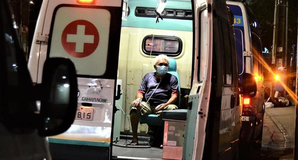 Un paciente espera atención médica al interior de una ambulancia afuera del hospital para atención de coronavirus covid-19 Boa Viagem, en Recife, Brasil. (Foto: EFE/ Genival Paparazzi).