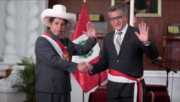 El mandatario Pedro Castillo tomó juramento a Rosendo Serna en una ceremonia realizada en Palacio de Gobierno. (Foto: Presidencia)