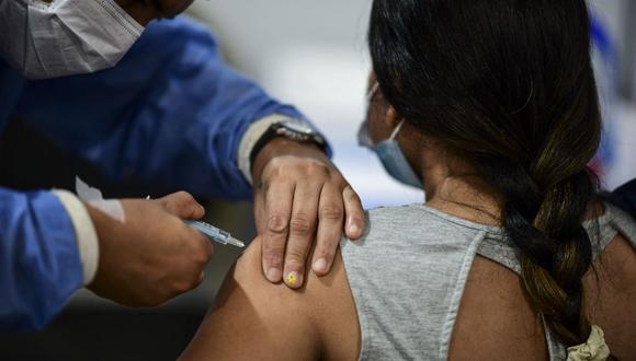 Un trabajador de salud aplica una dosis de la vacuna desarrollada por Sinopharm de China contra el COVID-19 en el recinto ferial La Rural, en Buenos Aires, el 5 de marzo de 2021. (Foto de Ronaldo SCHEMIDT / AFP).