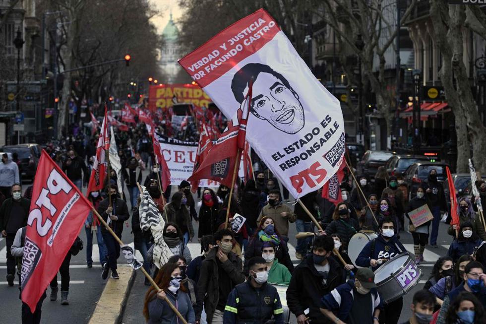 Miembros de partidos de izquierda marchan a la Plaza de Mayo en Buenos Aires (Argentina) para exigir justicia por la muerte de Facundo Astudillo. (AFP / Juan MABROMATA).