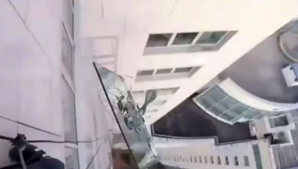 El pesado vidrio cayó desde el piso 47 del edificio (Foto: YouTube)