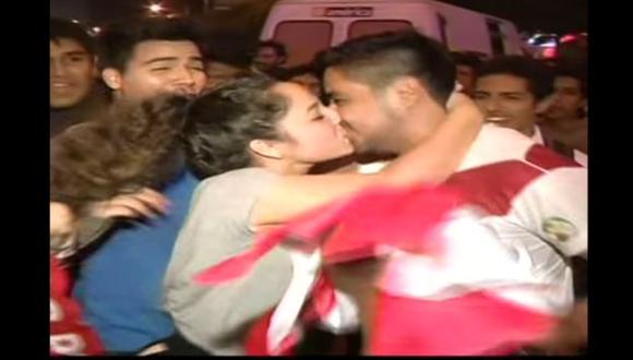ATV ha iniciado una campaña para encontrar a la mujer que besó al reportero Julio Fernández. (Captura)