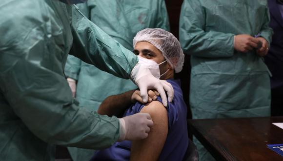 Trabajador médico de Palestinain recibe una vacuna COVID-19 en el Hospital Médico Militar cerca de la ciudad cisjordana de Nablus, 03 de febrero de 2021. (EFE).