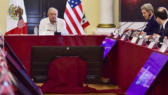 El presidente de México, Andrés Manuel López Obrador, hablando durante una reunión con el enviado climático de EE. UU., John Kerry, en Hermosillo, México, el 28 de octubre de 2022. (Foto de Handout / Presidencia de México / AFP)