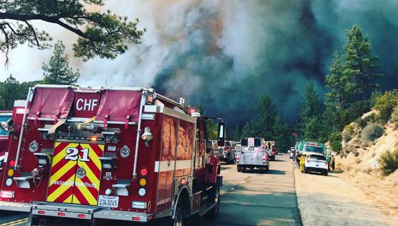 Más de 1.300 bomberos luchan contra el fuego, que ha destruido cinco mansiones, y ha provocado la evacuación de cerca de 7.000 personas. (Foto: EFE)