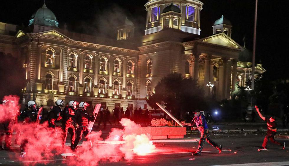 Ciudadanos y fuerzas de seguridad se enfrentan durante una protesta en Belgrado, Serbia. (REUTERS/Marko Djurica).