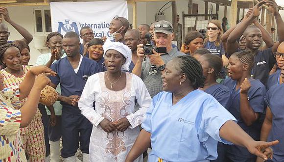 Médicos celebraron con música y mucho baile el fin del ébola en Sierra Leona. (AP)