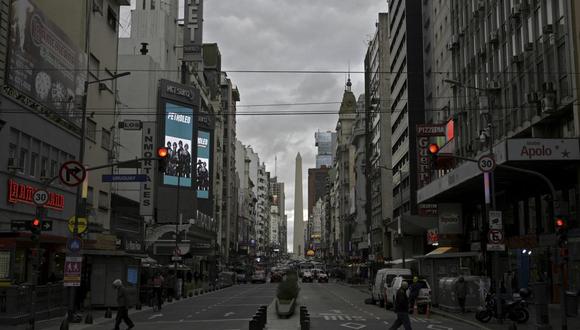 Vista de la avenida Corrientes en Buenos Aires el 18 de junio de 2021, en medio de la nueva pandemia de coronavirus. (Foto de JUAN MABROMATA / AFP).