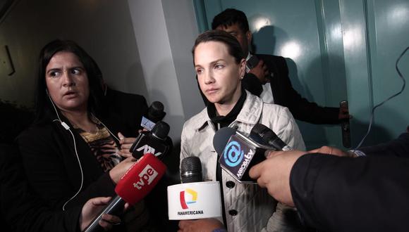 Luciana León declaró a la prensa tras culminar el allanamiento de su vivienda. (Hugo Pérez/GEC)