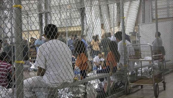 En junio de 2018, Estados Unidos fue el foco de críticas al desvelarse que los niños y adultos inmigrantes que intentaban ingresar al país sin documentos eran encerrados en jaulas por las autoridades fronterizas. (Foto: AFP)