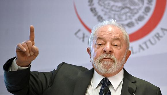 El resultado de la encuesta no anticipa una posible victoria de Lula en la primera vuelta, porque necesita un 50% de los votos, pero  en una eventual segunda ronda obtendría un 53% de los sufragios y Bolsonaro el 34%. (Foto: ALFREDO ESTRELLA / AFP)