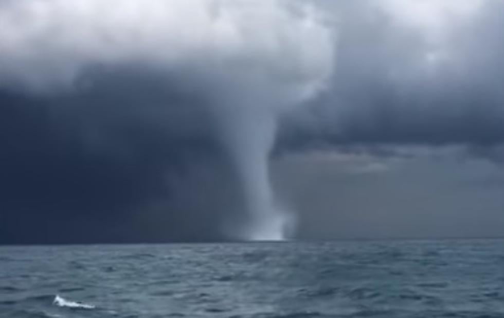 En las aguas del mar Negro ruso, un pescador a bordo de su pequeño barco avistó un tornado marino gigante poco antes de que lo atrapara.