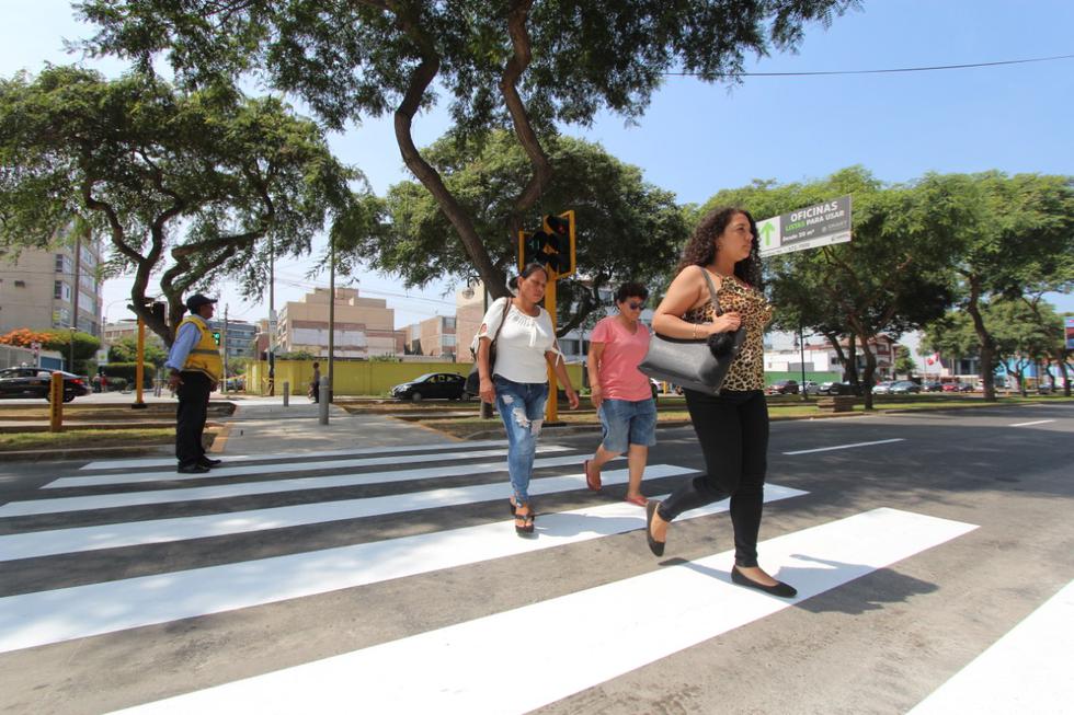 Se puso en funcionamiento cuatro semáforos vehiculares y peatonales en la intersección de la avenida Salaverry con la calle Burgos, en el límite de Jesús María y San Isidro. (Fotos: Difusión)