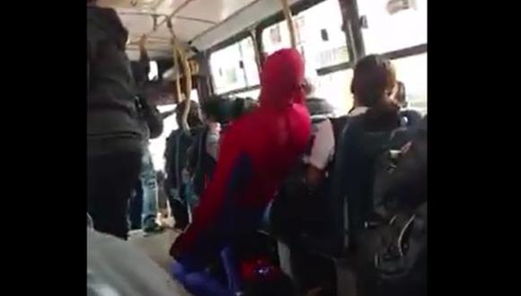 Este hombre disfrazado de 'Spiderman' llamó la atención de los pasajeros de un colectivo en la Avenida Salaverry. (Foto: Facebook / Cristhian Rojas Rosas)