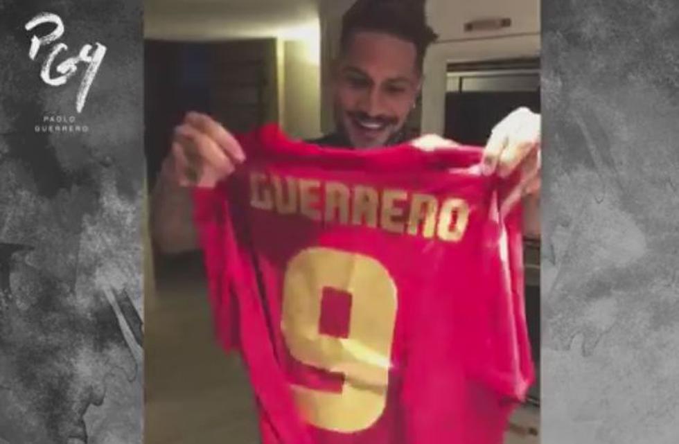 Paolo Guerrero: Mira la reacción del capitán al ver la nueva camiseta de Perú. (Facebook)