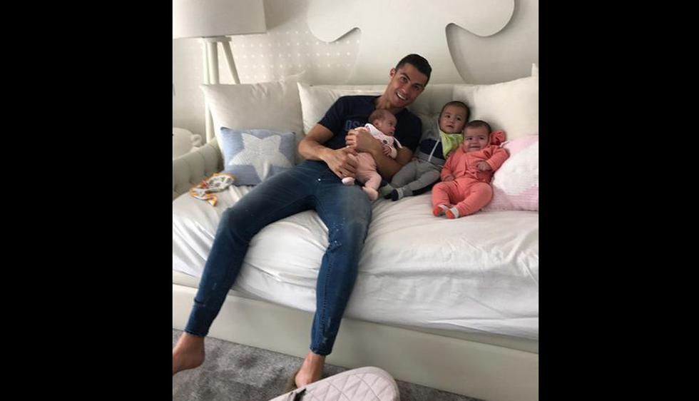 Cristiano Ronaldo al lado de sus hijos Alana Martina, Mateo y Eva. (Instagram: @cristiano)