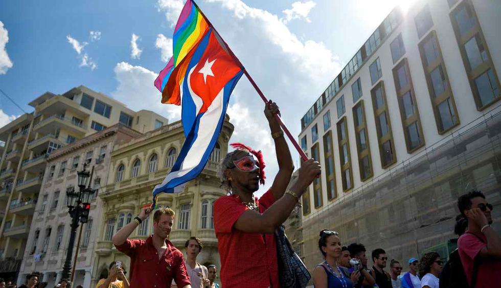 Más de cien personas participaron en una manifestación por los derechos LGBT en La Habana el sábado, una actividad no autorizada por el gobierno, en medio de tensiones con la policía. (Foto: AFP)