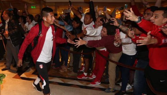 Perú vs. Argentina: Selección peruana no ignoró a sus hinchas y salió a saludarlos fuera del hotel. (Selección peruana/Twitter)
