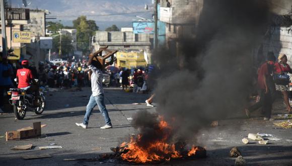 Los manifestantes queman neumáticos durante la protesta, en Puerto Príncipe, el pasado sábado. (Foto referencial: AFP)