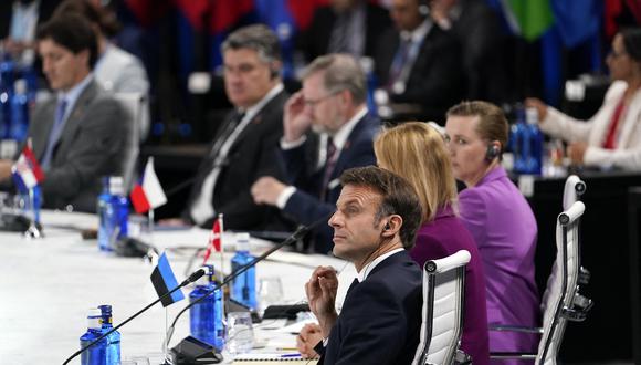 El presidente de Francia, Emmanuel Macron (centro), observa mientras asiste a una reunión del Consejo del Atlántico Norte para la cumbre de la OTAN en el centro de congresos de Ifema en Madrid, el 29 de junio de 2022. (Foto de Susan Walsh / POOL / AFP)