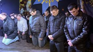 Ucrania: Policías piden perdón de rodillas por represión en protestas [Video]