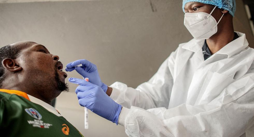 Una enfermera del hospital Lancet Nectare realiza una prueba de coronavirus COVID-19 en Richmond, Johannesburgo, el 18 de diciembre de 2020. (Foto de LUCA SOLA / AFP).