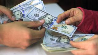 El dólar cierra estable en jornada de flujos mixtos