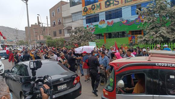 Decenas de personas llegaron hasta la sede de la Dinoes para exigir la liberación de Pedro Castillo. (Foto Juan Guillermo Lara/El Comercio)