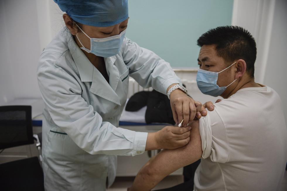 China está vacunando a miles de personas al día para cumplir con el objetivo de completar la inoculación a personas con riesgo alto de contagio de coronavirus antes de que comience el periodo vacacional del Año Nuevo lunar, el próximo 12 de febrero, informaron los medios oficiales. (Texto: EFE / Foto: AP).