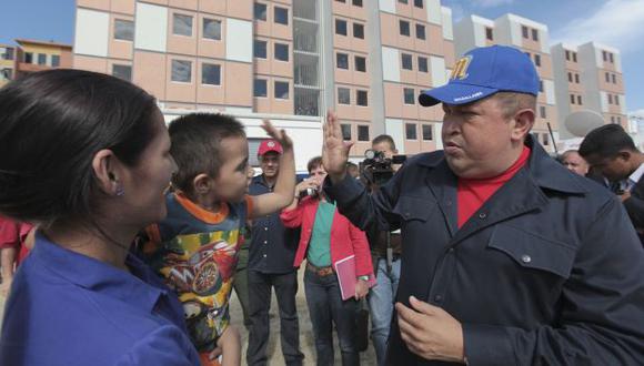 Chávez Frías entregó viviendas a los damnificados. (Reuters)