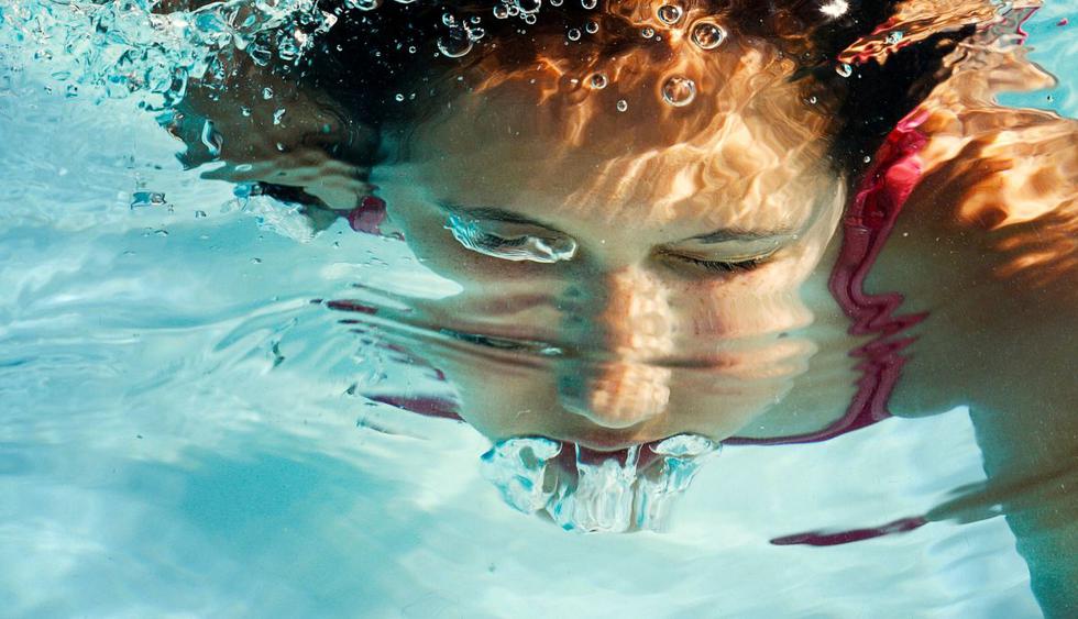 La joven jamás imaginó que su vida podía estar en peligro al querer tomar sol al borde de la piscina. (Foto: Pixabay)