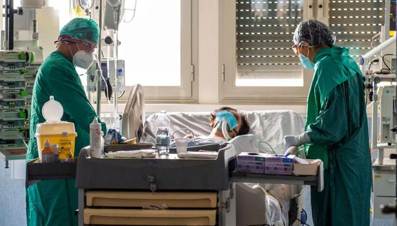 Coronavirus en Italia: Los trabajadores médicos atienden a un paciente en un hospital de Roma. (AFP / Andreas SOLARO).