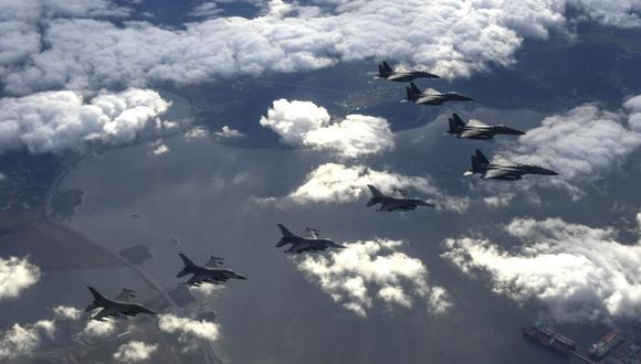 Cuatro F-15K de la Fuerza Aérea de Corea del Sur y cuatro cazas F-16 de la Fuerza Aérea de EE. UU. sobrevolando Corea del Sur, durante un simulacro de bombardeo de precisión en respuesta a Corea del Norte dispara un misil balístico de alcance intermedio sobre Japón. (Foto de Handout / Ministerio de Defensa de Corea del Sur / AFP)