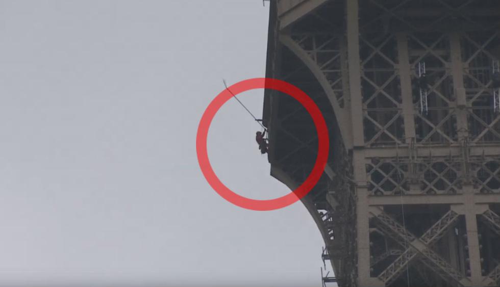 Evacúan la Torre Eiffel debido a un hombre visto escalando el monumento. (Foto: Captura)