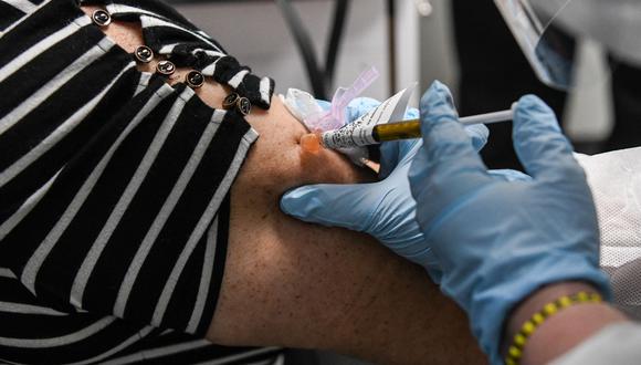 Los adultos mayores de 65 años, trabajadores de la salud y residentes de centros de atención de largo plazo son los llamados a ser los primeros vacunados contra el coronavirus en Florida, de acuerdo al gobernador de dicho estado, Ron DeSantis. (Foto: CHANDAN KHANNA / AFP)