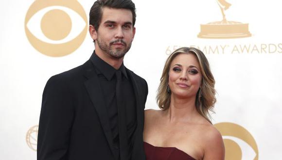 Kaley Cuoco estuvo acompañada de su futuro esposo, Ryan Sweeting, en la entrega de los Emmy. (Reuters)