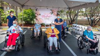 Estados Unidos: hogar de ancianos en Miami organiza “besos a distancia” por Día de la Madre