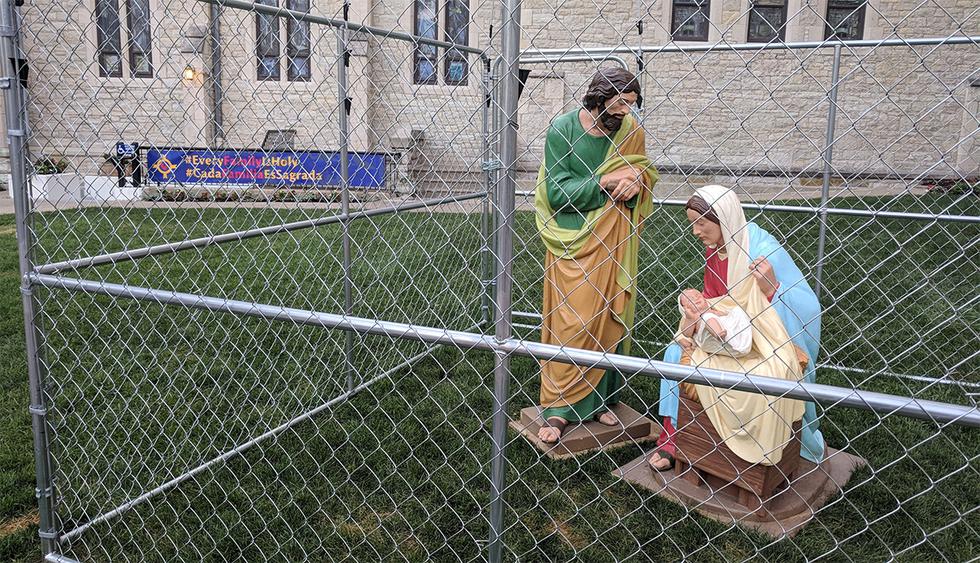 Una iglesia en Indianápolis colocó en una jaula una estatua del niño Jesús, la Virgen María y San José en protesta contra las políticas migratorias de Donald Trump en EE.UU. (Foto: EFE)