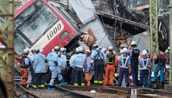 Un tren se descarriló después de una colisión con un camión en un cruce en Yokohama, Prefectura de Kanagawa. (Foto: AFP)