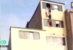Chorrillos: Mujer intenta saltar por ventana del cuarto piso para escapar de agresión de su pareja [VIDEO]