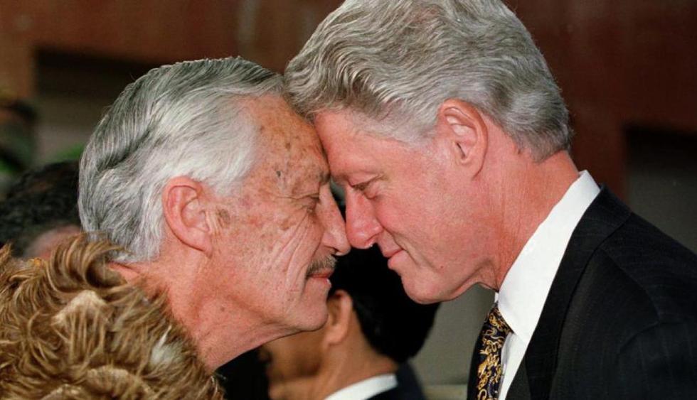 Bill Clinton fue una de las personalidades que realizó el tradicional saludo. (AFP)